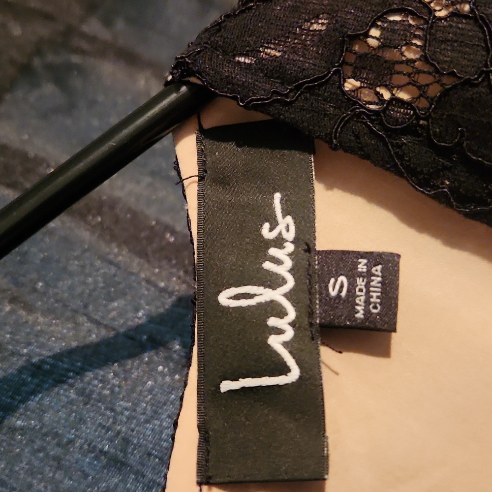 ⭐️LULUS LACE DRESS - Picture 2 of 2
